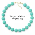 Vue détaillée du collier en perles d'acrylique turquoise avec longueur et poids - Émeraude