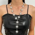 Zilveren ketting met zonnevlam-hanger gedragen door model in zwarte leren top - Holle Zonnebloem Multi-Hanger Lange Ketting (WG0-942)
