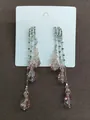 Elegante lange roze kristallen kwastjes oorbellen met zilveren ringen op witte kaart - Roze Kwast / Zilver