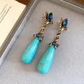 Elegante vintage goudkleurige oorbellen met blauwe kristallen en turquoise druppels - Oorbellen-Antiekgoud-Blauw