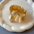 Gros plan détaillé d'un large bracelet manchette en métal doré au design ondulé unique et élégant - Style Brillant (5#) / Petit / Or