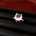 Gros plan macro d'une bague de luxe avec zircon rose taille coussin sur cuir noir. - Bague Unique / Argent-Rose