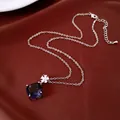 Élégant collier en argent avec pendentif en zircon bleu foncé et accent floral - Collier Seul / Argent-Violet