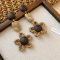 Dettaglio di orecchini a fiore intrecciato con perle di resina marmorizzata - Stile Fiore Texture Marmo (19# Perno in Argento)