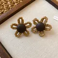 Primo piano di orecchini a lobo a fiore intrecciato con centro in resina stile vintage - Stile Girasole in Paglia Intrecciata (18# Perno in Argento)