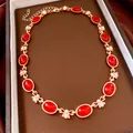 Luxe 14k vergulde ketting met ovale rode stenen en verfijnde accenten van parelmoer strikjes - Halsketting (14#) / Goud-Rood