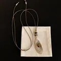 Vue détaillée du collier en œil de tigre rétro de luxe avec pendentif en argent et pochette - Or Café Clair-Brun