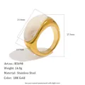 Vista detallada del anillo de acero inoxidable chapado en oro de 18K con piedra acrílica retro. - Talla 6 / Estilo con Incrustación Blanco Lechoso (R5698_GW)