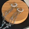 Detailansicht der eleganten französischen Perlenstern-Ohrclips mit silbernen Fransen. - Ohrclips / Silber