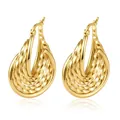 Nahaufnahme mehrlagiger gedrehter Creolen aus Edelstahl mit 18 Karat Gold-Finish - Mehrlagiger Stil 8 (MS-Mehrlagig 8) / Gold
