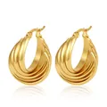 Detailansicht von 18k vergoldeten, mehrlagigen Edelstahl-Creolen für modebewusste Damen. - Mehrlagiger Stil 18 (MS-Mehrlagig 18) / Gold