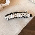 Primer plano de una pinza para el pelo plisada blanca con lunares negros sobre lino - S / Pinza de Banana / Pinza Banana Blanca
