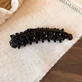 Primer plano de un elegante pasador de banana de tela con lunares blancos y negros - S / Pinza de Banana / Pinza Twist - Negro