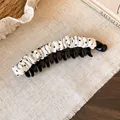 Primer plano de elegante pinza de pelo tipo banana en tela plisada con lunares blancos y negros - L / Pinza de Banana / Pinza Banana Blanca