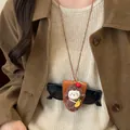 Vista detallada de un collar portagafas magnético con diseño de oveja y fresa lindo - Oveja Marrón Café (Collar Marrón)
