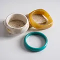 Detail van drie gemarmerde acryl armbanden in wit, amber en turquoise groen tint - Eco-Wit-Blauw-Bruin / 3-delige set