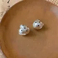Dettaglio di orecchini a cerchio a cuore argento opaco con motivo a pois neri - Orecchini / Argento