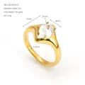 Vue détaillée de la bague en acier inoxydable plaqué or 14K avec zircons de 13 mm - Style Rayonnement Stellaire (ZR2455G)