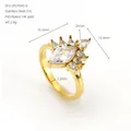 Vue détaillée d'une bague en acier inoxydable plaqué or 14K PVD avec zircon marquise - Style Enveloppant Marquise (ZR2456G)