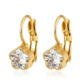 Vue détaillée de boucles d'oreilles fleur dorées avec cristaux clairs étincelants - Boucles d'oreilles dormeuses étoile (Clip) / Or