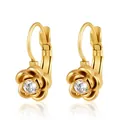 Détail de boucles d'oreilles fleur en acier doré avec centre en cristal scintillant - Boucles d'oreilles dormeuses rose (Clip) / Or