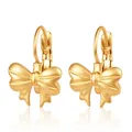 Gros plan d'élégantes boucles d'oreilles à clips en forme de nœud doré - Boucles d'oreilles dormeuses nœud (Clip) / Or