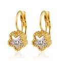 Vue détaillée des boucles d'oreilles étoile en acier doré serties de cristaux clairs - Étoile Perlée Zirconia (Clip)(12) / Or