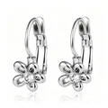 Élégants clips d'oreilles fleur argentés avec détail en zircon étincelant - Fleur à 5 Pétales Zirconia Cœur (Clip) / Acier