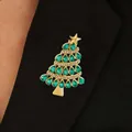 Detailansicht einer funkelnden grünen Weihnachtsbaum-Brosche an einem schwarzen Blazer. - Grüner Strass-Weihnachtsbaum (WG-0757)