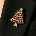 Makro-Detail einer Weihnachtsbaum-Brosche mit roten und grünen Steinen auf Anzug - Rot-grüner Strass-Weihnachtsbaum (WG-0742)