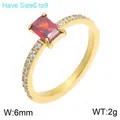 Elegante goudkleurige roestvrijstalen ring met rechthoekige rode zirkoon en kristallen - Goud-Rode Zirconia