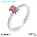 Elegante roestvrijstalen ring met rechthoekige rode zirkoon en zijstenen, 6mm breed - Zilver-Rode Zirkonia