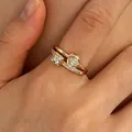 Elegante set di 3 anelli impilabili in acciaio dorato con ciondoli floreali in zircone donna - Set di Tre Anelli (N-688) / 3 Pezzi/Confezione / Oro