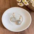 Eleganti orecchini a gancio con pendente tondo in conchiglia di madreperla naturale. - Stile Gancio per Orecchio / Oro-Bianco