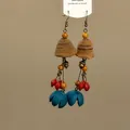 Vue détaillée de boucles d'oreilles ethniques avec glands en graines naturelles et fleurs bleues - L / Café-Rouge-Bleu