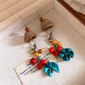 Boucles d'oreilles ethniques à pompons avec perles de bois et accents de fruits - S / Café-Rouge-Bleu
