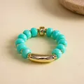Nahaufnahme eines Vintage-Acrylperlen-Armbands im Dopamin-Stil mit goldenen Akzenten. - Elastischer Runder Perlenstil / Cyan