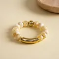 Detailansicht von cremefarbenen Acrylperlen und goldfarbenen Akzenten am Armband - Elastischer Runder Perlenstil / Khaki