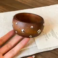 Brazalete de madera retro con tachuelas plateadas en un diseño de moda de alta gama - Marrón