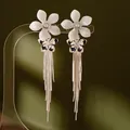 Boucles d'oreilles élégantes fleurs blanches avec zircons et franges argentées - Style de Pompon Fleur / Blanc