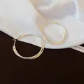 Nahaufnahme von eleganten, silberfarbenen, dreilagigen, gedrehten runden Creolen - Dreilagig Verdreht Rund (HE35546) / Silber