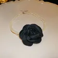Elegante mehrsträngige Perlenkette mit einer großen schwarzen Stoffrose als Zentrum - Schwarz