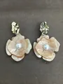 Elegante Acryl-Blumenohrringe mit goldfarbenem Metall und einer feinen Perlenmitte - Gold & Rosa