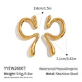 Vue détaillée de boucles d'oreilles courbes liquides en acier inoxydable doré, 3,8 cm. - Style Courbe Liquide (YYEW26007) / Or