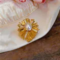 Detailansicht der eleganten 18k vergoldeten Sunburst-Ohrringe mit ovaler Perle - Ring (HR3992) / Gold und Silber