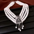 Vue détaillée d'un collier de perles à quatre rangs avec un pendentif géométrique en strass - Collier-Argent-Blanc