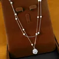 Elegante collar de doble capa con perlas pequeñas y un brillante colgante de flor de circón - Cadena de Clavícula de Capas Flor Perla / Plateado