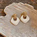 Boucles d'oreilles rétro avec haut en or martelé et pendentif en résine marbrée crème - Style Losange Géométrique (HE35516) / Or+Blanc