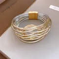 Zoom sur un bracelet multi-rangs entrelacé avec fermoir magnétique doré - Style Magnétique Enveloppant Multi-couches / Or