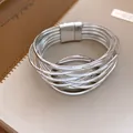 Vue détaillée d'un bracelet multicouche argenté entrelacé avec fermoir magnétique - Style Magnétique Enveloppant Multi-couches / Argent